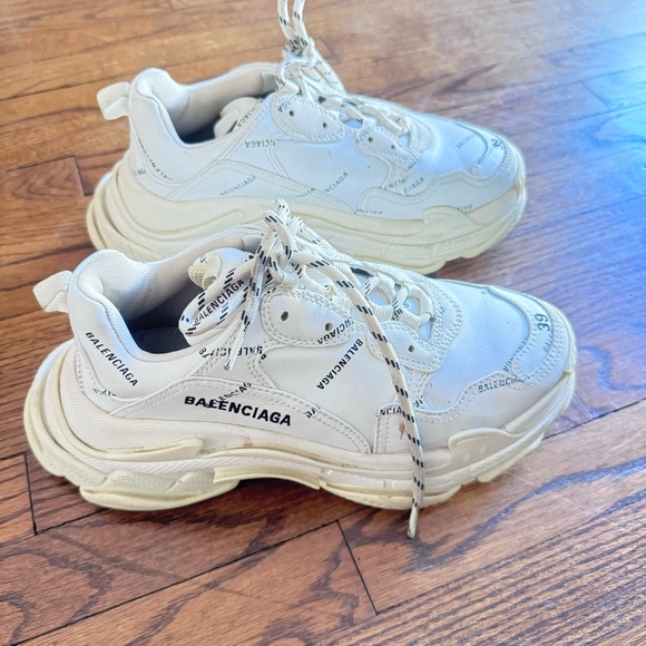 BALENCIAGA WOMEN'S TRIPLE S SNEAKER ALLOVER LOGO IN WHITE/BLACK - Picture 3 of 3